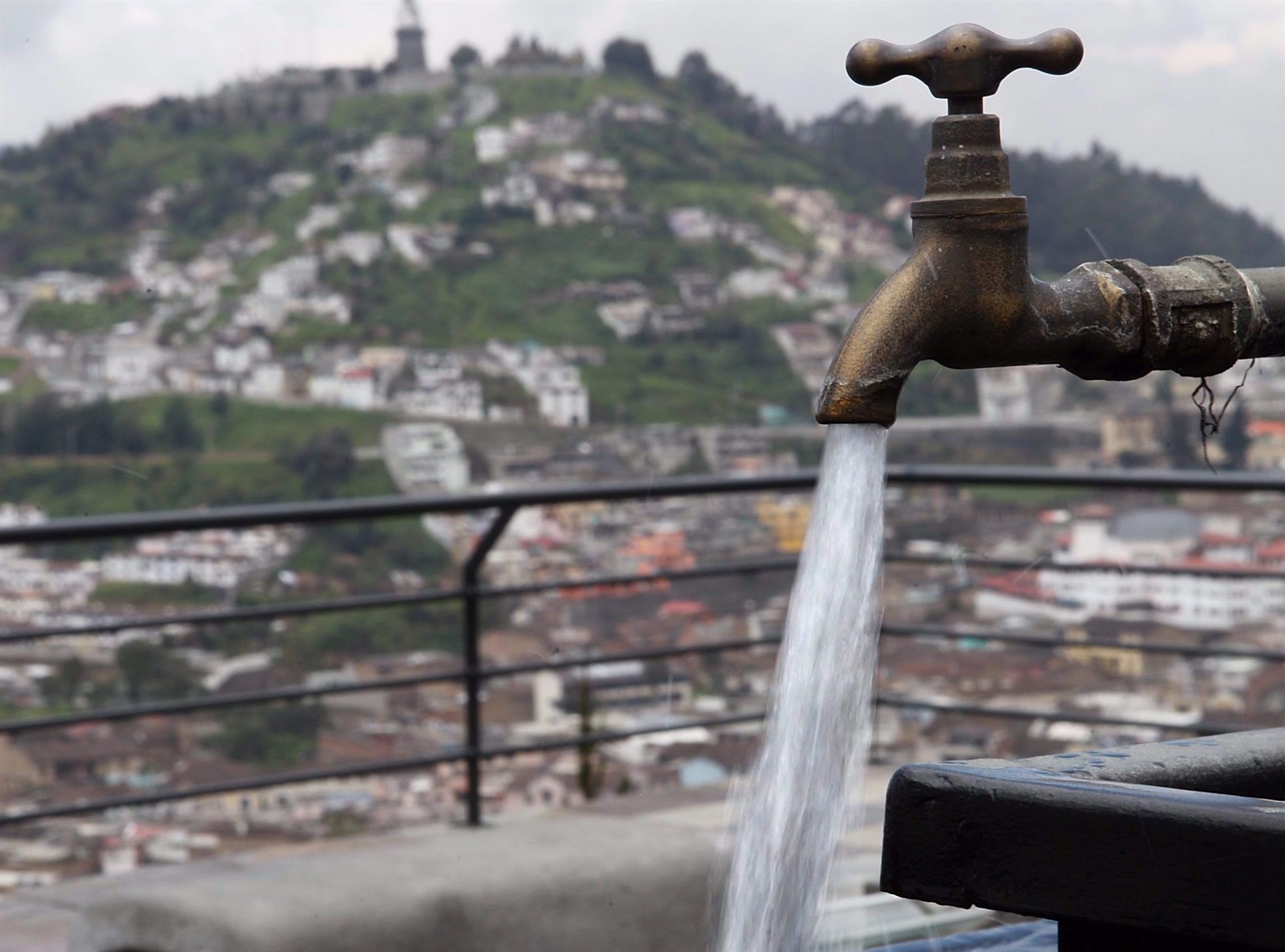 Un grifo de agua. EFE/José Jácome/ARCHIVO